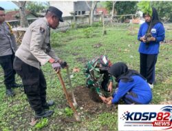 Penghijauan Monumen Trisula,TNI-POLRI Bersama SMKN 1 Bakung Wujudkan Kepedulian Lingkungan