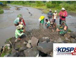 Demi Kelancaran Irigasi Pertanian,Babinsa Kamulan Dampingi Pembersihan Sungai Sodetan Kaliputih