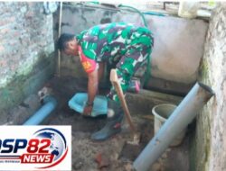 Wujud Kemanunggalan TNI,Babinsa Rejoso Gotong Royong Renovasi MCK Warga Binaan