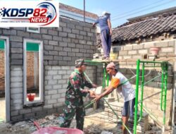 Wujudkan Hunian Layak,Babinsa Pakunden Bersama Warga Gotong Royong Renovasi Rumah RTLH