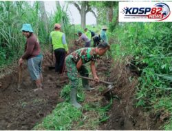 Babinsa Karang Gondang Bersama Warga Gotong Royong Bersihkan Jalan akses Lahan Pertanian