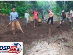 Wujud Sinergitas,Babinsa Banjarsari Bersama Warga Gotong Royong Pelebaran Jalan Desa