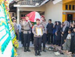 Personel Satreskrim Polres Karawang Berpulang,Kapolres Pimpin Upacara Duka