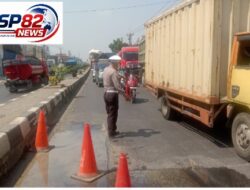 Personil Lantas Polsek Klari Hadir Di Tengah Padatnya Arus Lalin Di Jalan Raya Klari