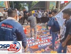 Lempar Telur Busuk Ke Spanduk Bergambar Febrie Adriansyah,Aksi AMI Gegerkan Kejati Jatim