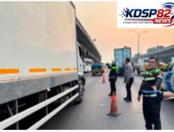 Truk Trailer Oleng Tabrak Dua Truk Lain Di Tol Jakarta-Cikampek KM 46 Karawang