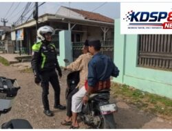 Polantas Di Karawang Menyapa,Sampaikan Sosialisasi Kamseltibcarlantas Kepada Pengendara Yang Melawan Arus