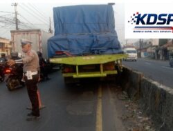 Truk Naik trotoar,Personel Lantas Polsek Klari Sigap Lakukan Pengaturan Jalan