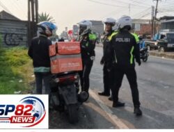 Kegiatan Polantas Menyapa,Sosialisasi Kamseltibcarlantas Dan Himbauan Tertib Lalu Lintas Di Jalan Raya Surotokunto,Karawang