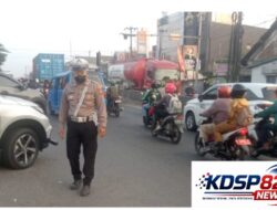 Aksi Sigap Personil Lantas Polsek Klari Hadir Ditengah Padatnya Arus Pagi