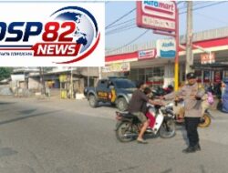 Anggota Polsek Pedes Polres Karawang Gatur Pagi Cegah Kecelakaan Saat Masyarakat Berlibur